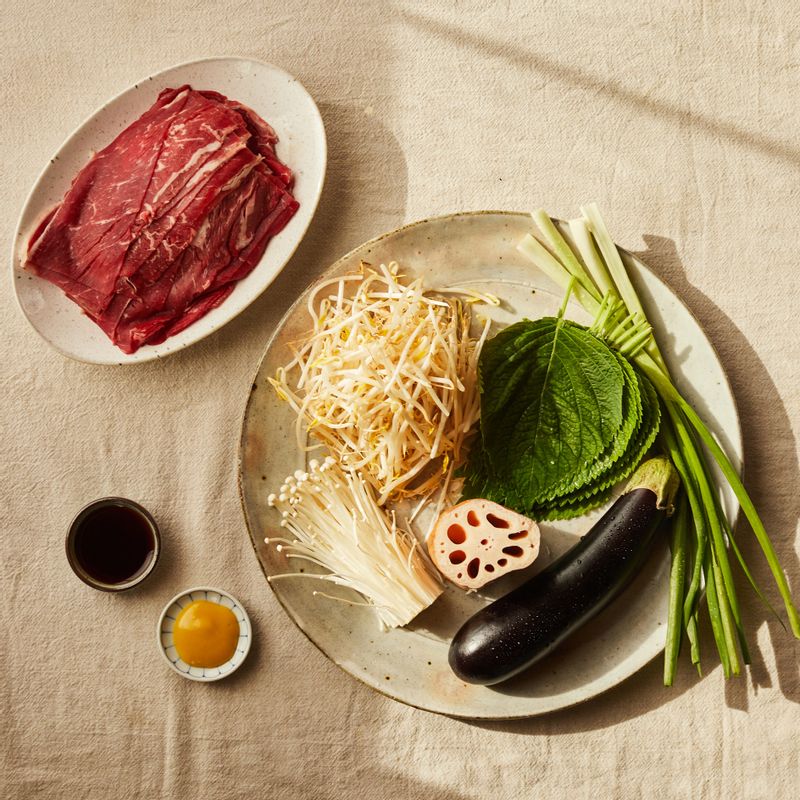 쇠고기 깻잎말이찜을 위한 재료 이미지로 쇠고기(불고기용),깻잎,팽이버섯,쪽파,숙주 등으로 구성 되어있습니다.