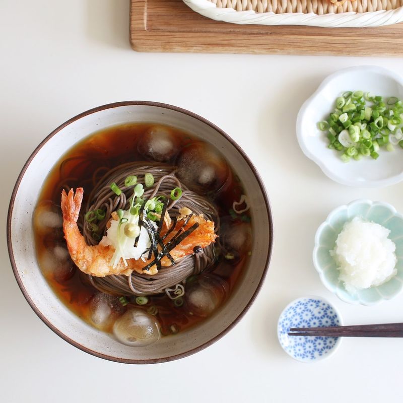 준비해둔 국물과 얼음을 넣은 후 새우튀김, 실파, 김, 무, 무순, 고추냉이를 올려주세요.