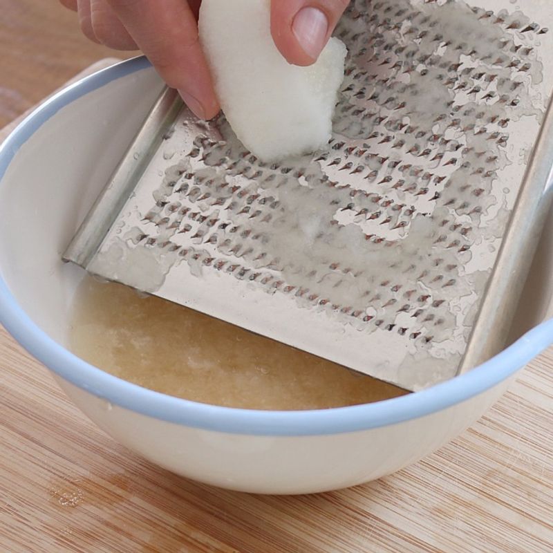 무를 강판에 갈아 준비해주세요.