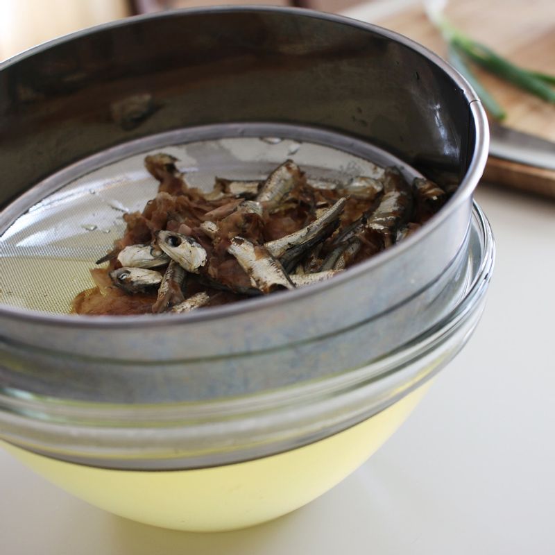 불을 끄고 가쓰오부시를 넣어 10분간 우려낸 후 체에 거릅니다.