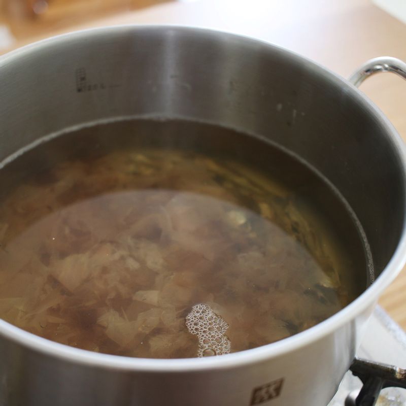 가쓰오부시를 뺀 육수 재료를 냄비에 넣고 끓어오르면 다시마를 건져내고 불을 줄여서 3분간 더 끓여주세요.