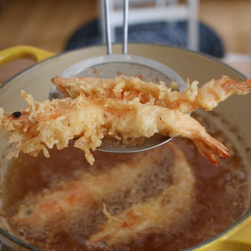 볼에 튀김 반죽 재료를 잘 섞고 튀김가루는 따로 넓은 그릇에 담아주세요. 새우에 튀김가루를 먼저 골고루 묻힌 후 튀김 반죽을 묻혀 160도로 달군 식용유에 튀깁니다.