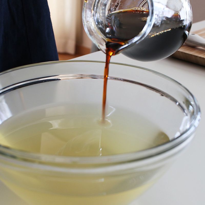 가쓰오부시 육수 4컵에 국물 양념 재료를 섞어 불에 올려주세요. 한 번 끓어오르면 불을 끄고 냉장고에 넣어 차갑게 준비합니다.