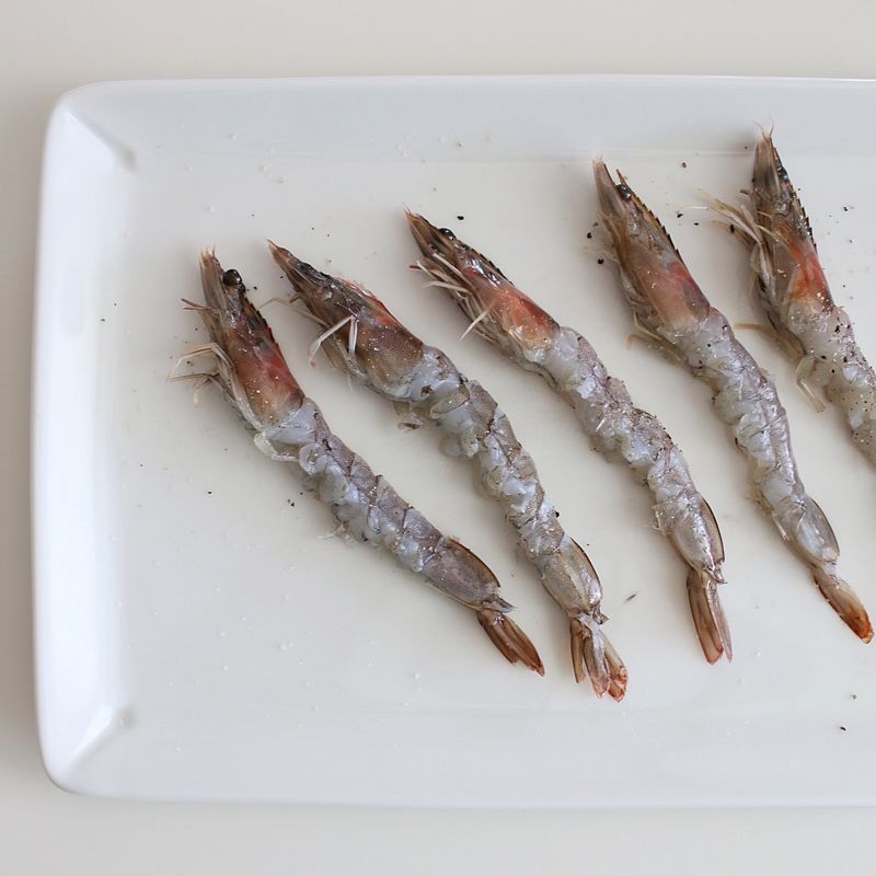 새우의 껍질과 내장, 꼬리의 물총주머니를 제거한 후 안쪽에 칼집을 넣어 새우등을 펴주고 소금, 후추로 밑간을 합니다.