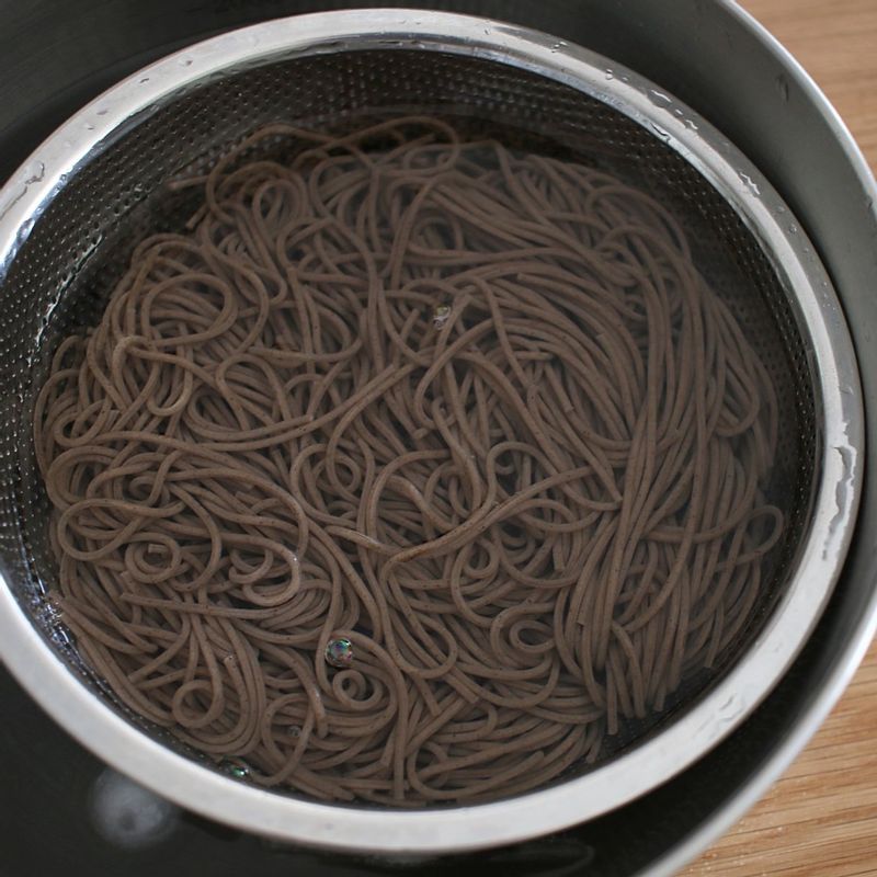 끓는 물에 메밀면을 4분간 삶고 찬물에 여러번 헹군 후 물기를 빼고 그릇에 담아주세요.