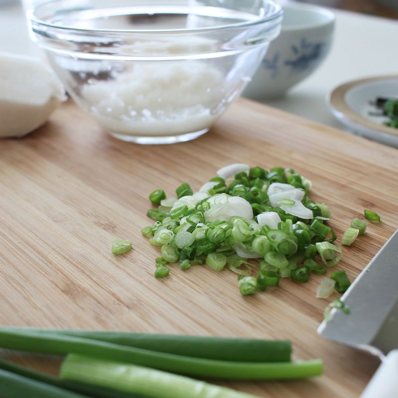 실파는 송송 썰고 김은 잘게 채 썰거나 부숴주세요.