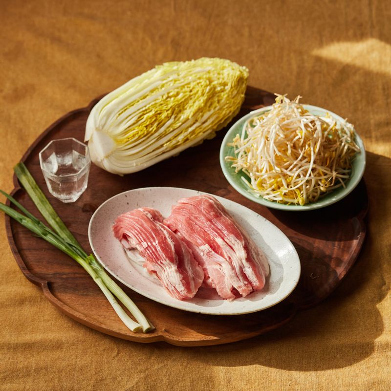 삼겹살 배추술찜을 위한 재료 이미지로 대패삼겹살(샤브용),알배추,숙주,실파,화이트와인 등으로 구성 되어있습니다.