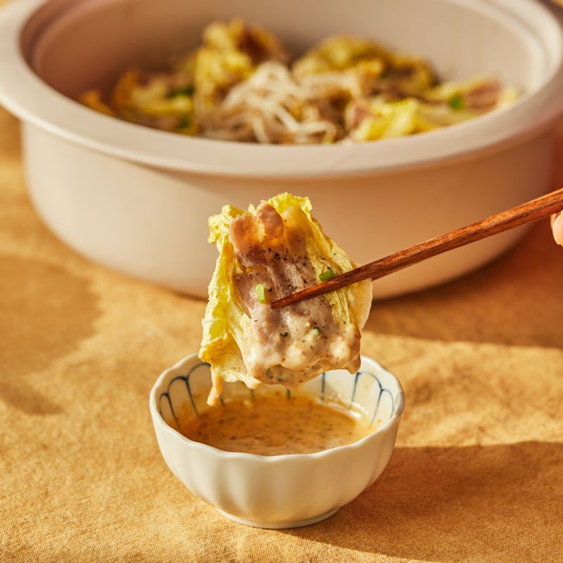 삼겹살 배추 술 찜에 송송 썬 실파를 뿌리고 기호에 따라 소스를 곁들여 맛있게 즐겨주세요.