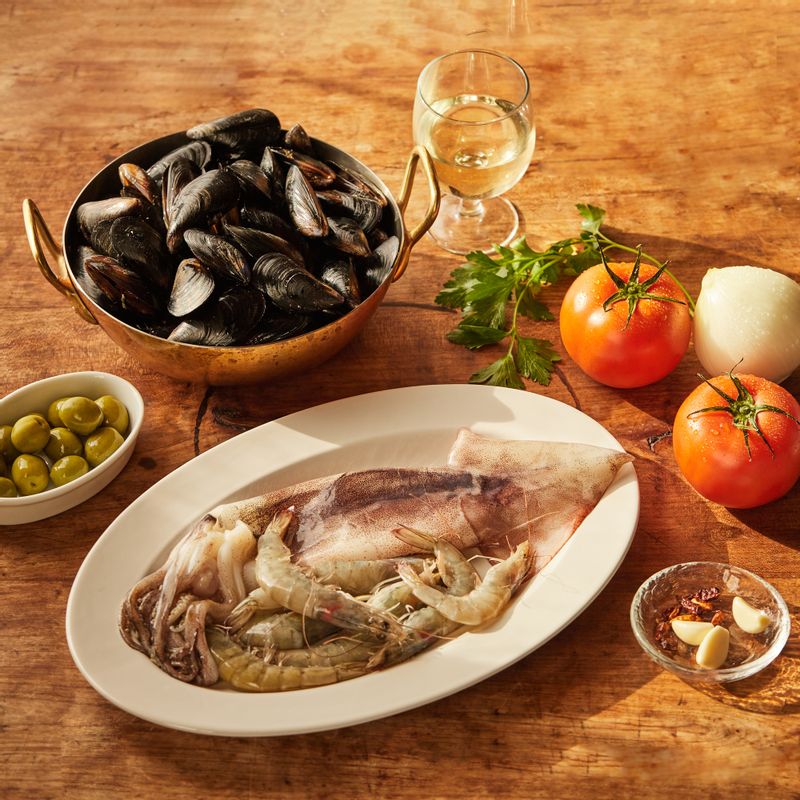 토마토 해물찜을 위한 재료 이미지로 손질홍합,새우,손질오징어,양파,완숙 토마토 등으로 구성 되어있습니다.