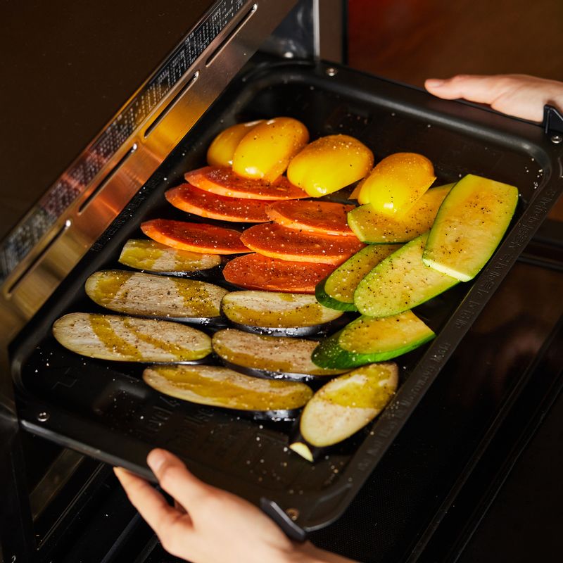 구이 전용 팬에 손질한 채소를 올리고 올리브오일, 소금, 후춧가루를 뿌린 후 4단에 넣고 <구이>에서 25분간 구워주세요.