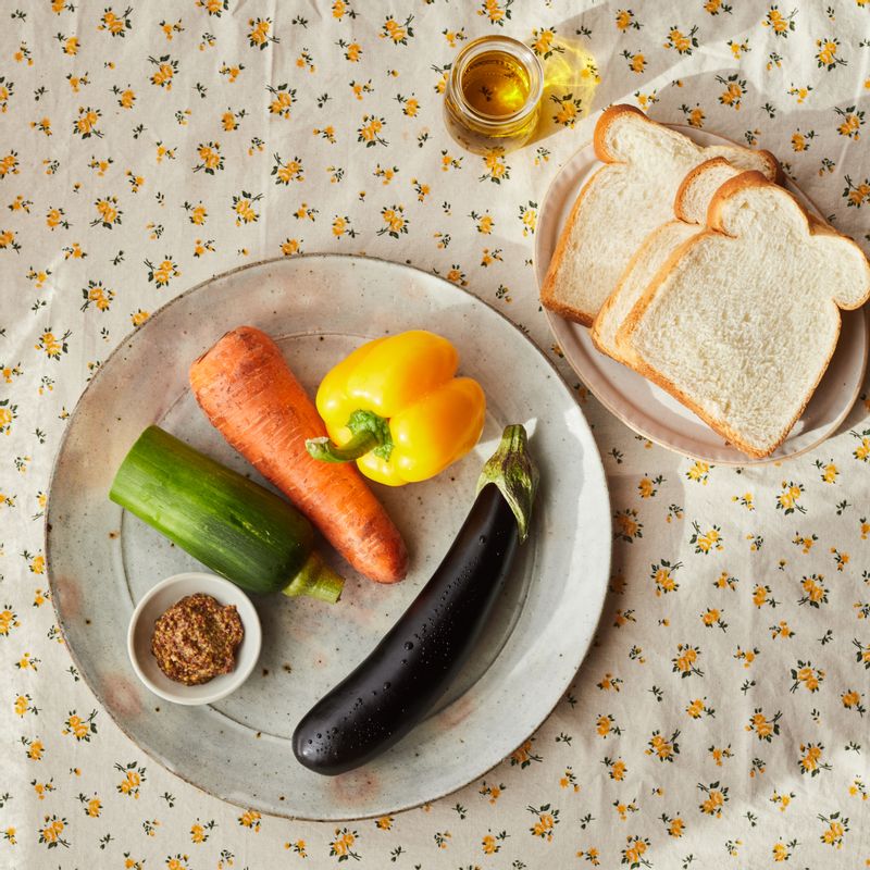 구운채소 샌드위치을 위한 재료 이미지로 식빵,가지,애호박,파프리카,당근 등으로 구성 되어있습니다.
