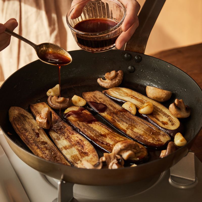 달군 팬에 버터를 녹인 후 가지와 양송이, 마늘을 넣고 굽다가 양념을 넣고 2~3분간 약불에서 구워주세요.