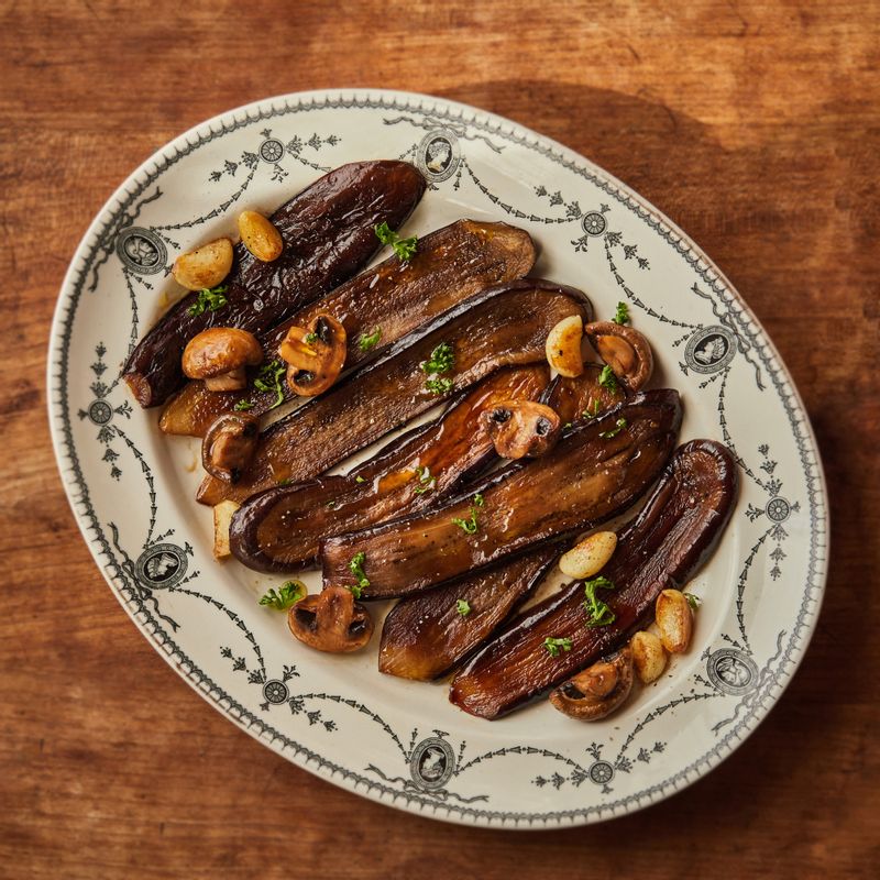 완성된 접시에 담고 올리브오일과 파슬리를 뿌려 맛있게 즐겨주세요.