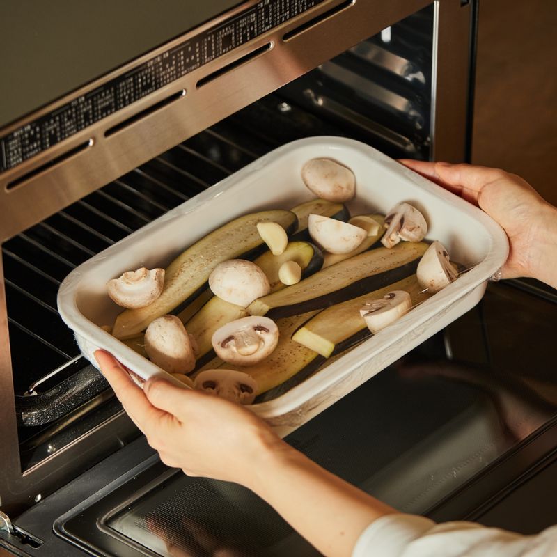 법랑 접시에 석쇠를 놓고 내열 용기를 올려 1단에 둔 후 광파오븐 수동 요리 <레인지>에서 2분 30초간 익혀주세요.