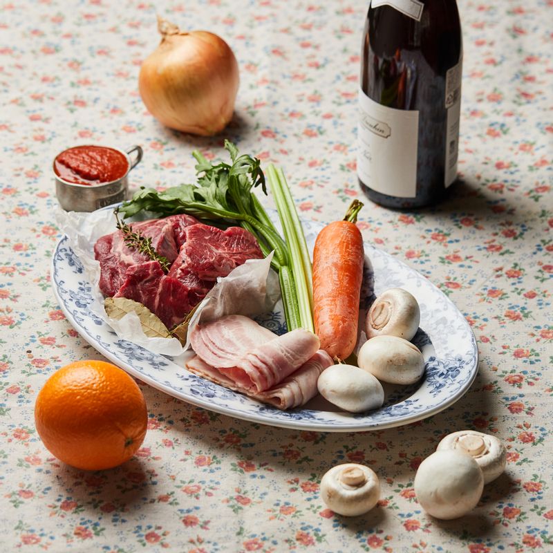 비프 부르기뇽을 위한 재료 이미지로 레드와인,쇠고기 사태,베이컨,당근,샐러리 등으로 구성 되어있습니다.