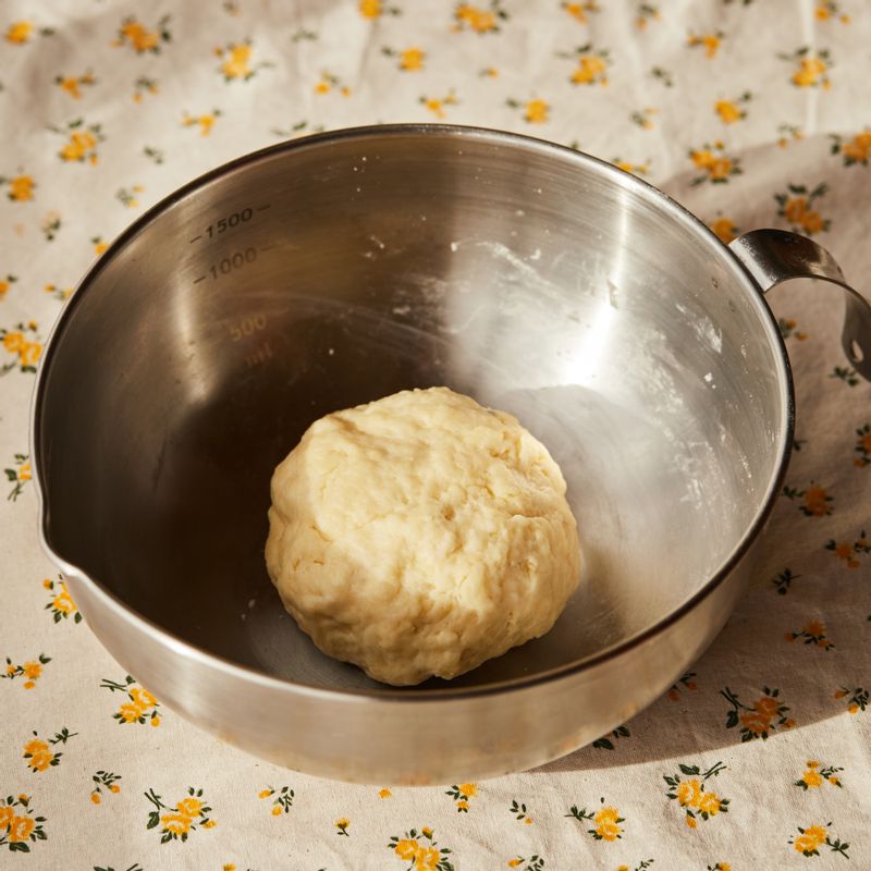 중력분에 차가운 무염 버터를 넣고 버터가 작은 알맹이가 될 때까지 섞어주세요. 차가운 물에 설탕, 소금을 넣고 섞어 반죽에 넣고 한 덩이로 될 때까지 반죽해주세요.