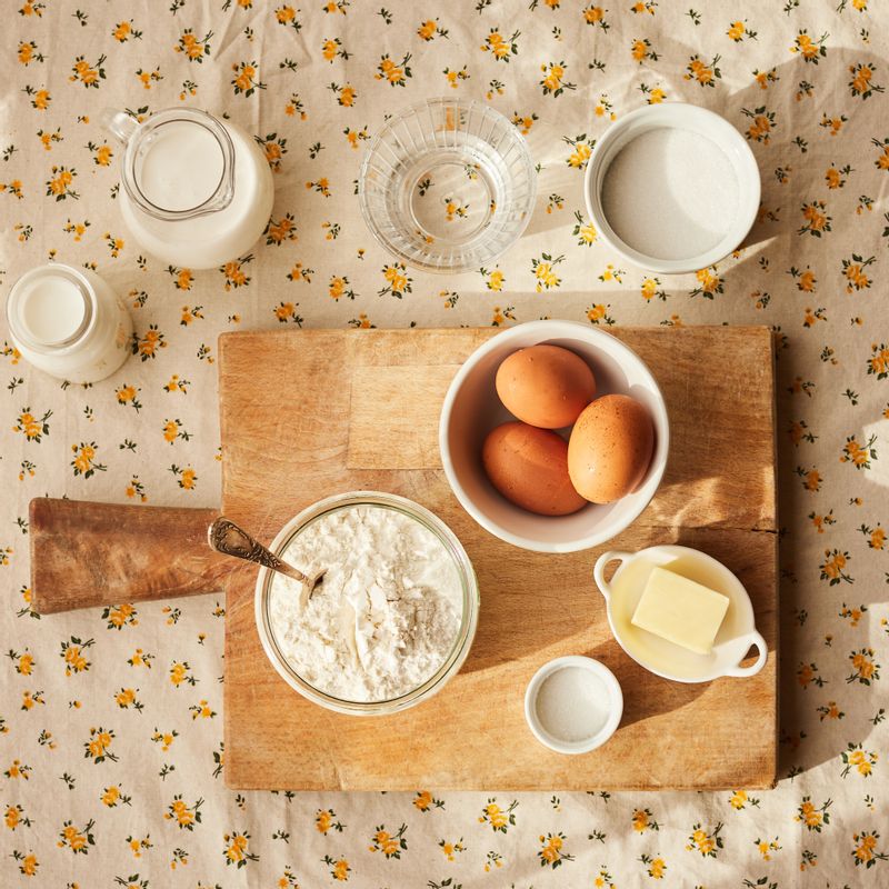 에그타르트을 위한 재료 이미지로 중력분,차가운 무염버터,실온 무염 버터,물,소금 등으로 구성 되어있습니다.