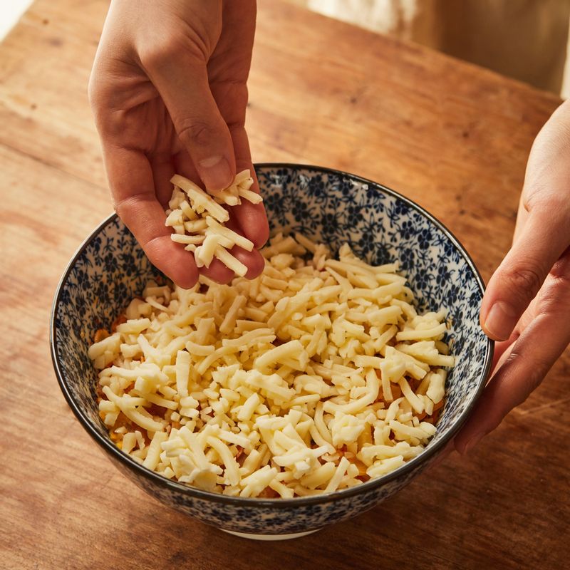 랩을 벗기고 피자 치즈를 뿌려 광파오븐 수동 요리 <레인지>에서 1분 30초간 가열해주세요.