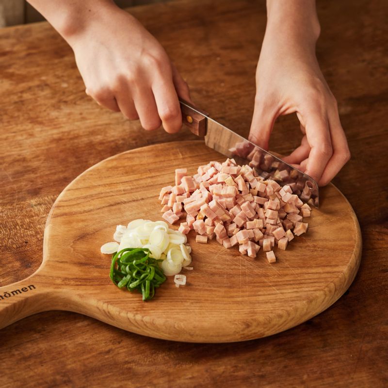 대파는 송송 썰고 스팸은 작게 다져주세요.