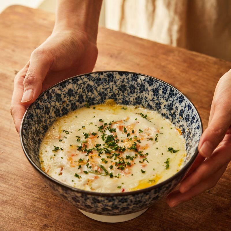 완성된 달걀밥에 파슬리를 뿌려 맛있게 즐겨주세요.