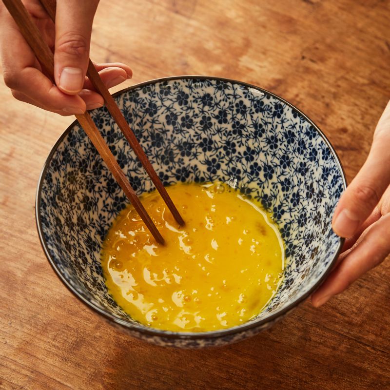 볼에 달걀을 풀어준 후 물을 넣고 소금 한꼬집을 넣어 섞어주세요.