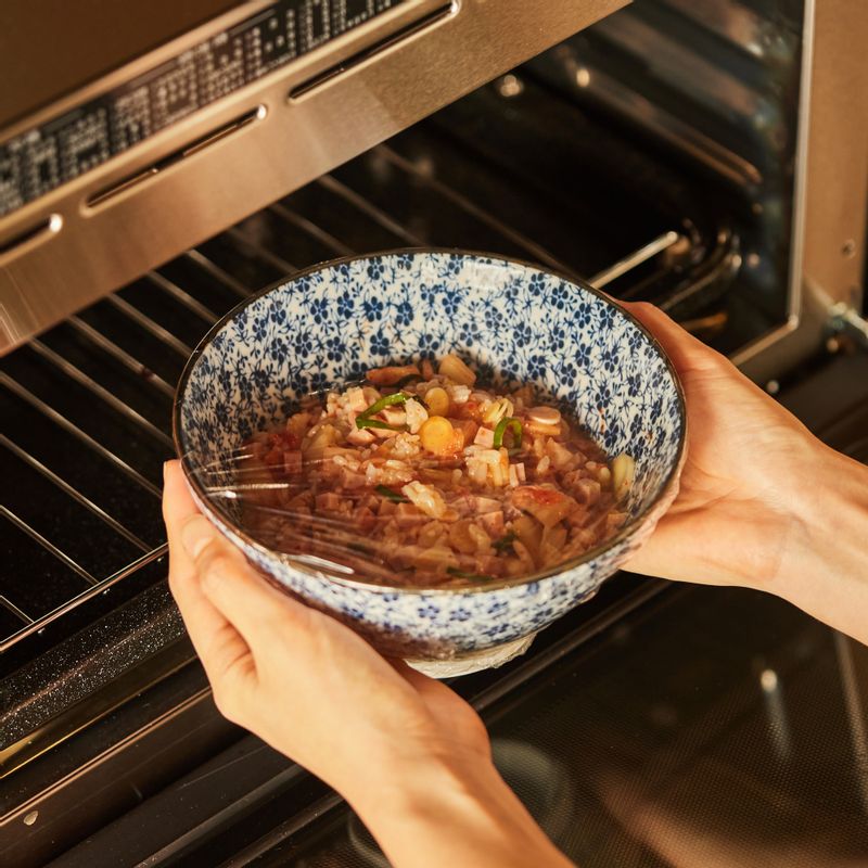 법랑 접시에 석쇠를 놓고 내열 용기를 올려 1단에 넣어주세요. 광파오븐 자동 요리< 레인지>에서 <달걀찜> 1인분을 선택한 후 가열해주세요.
(tip."오븐에 전송" 버튼으로 조리할 경우, 멜로디가 울리면 음식을 꺼내어 피자치즈를 뿌려주세요. 5분내로 다시 시작버튼을 누르면 5번 과정까지 연속 조리됩니다.)