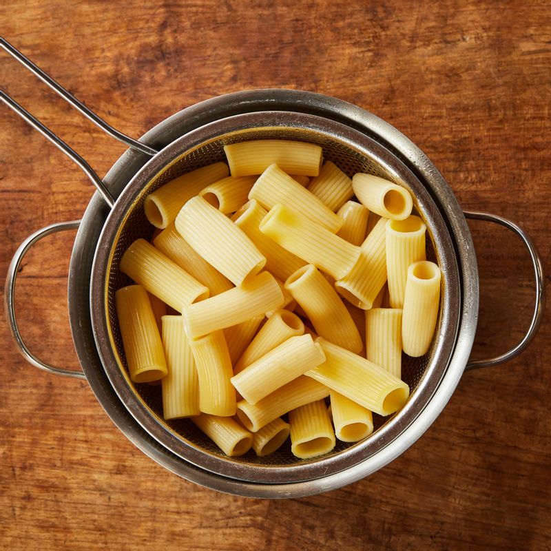 냄비에 물 1L와 소금을 넣어 끓인 후 리가토니 면을 넣어 12분간 삶아주세요. 체에 밭쳐 물기를 뺀 후 한 김 식혀주세요.