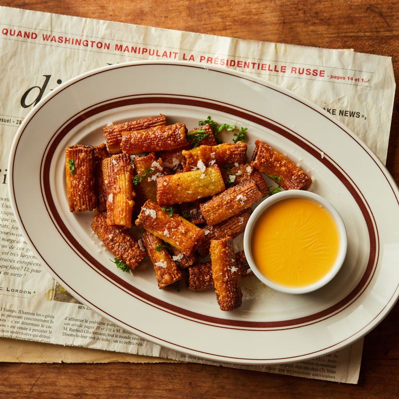 완성된 파스타 칩을 치즈 딥에 찍어 맛있게 즐겨주세요.
(tip."굳은 치즈딥은 먹기 전 레인지에 20초간 데워 드세요.
파스타칩은 10~20분 정도 식혀 드시면 더 바삭해요.")