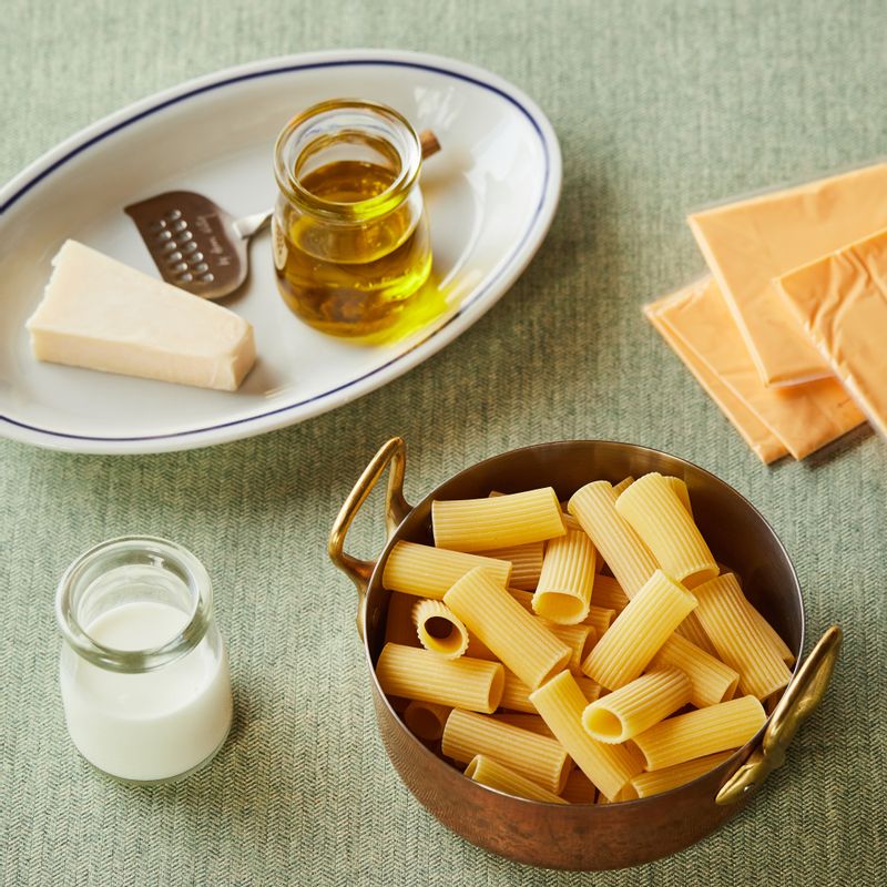 파스타칩과 치즈딥을 위한 재료 이미지로 리가토니,올리브오일,파마산 치즈,소금,후춧가루 등으로 구성 되어있습니다.