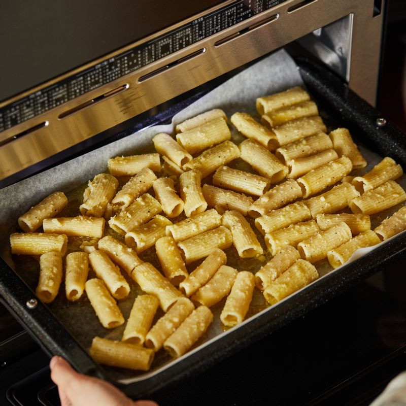 법랑 접시를 3단에 넣고 광파오븐 자동 요리<에어프라이>에서 <웨지 감자> 0.4 분량을 선택해 시작해주세요. 8분이 지났을 때 리가토니를 뒤집어 계속 조리해주세요.
(tip."""오븐에 전송"" 버튼으로 조리하면 리가토니를 뒤집어야 할 시간에 멜로디가 울려요. 멜로디가 울리면 오븐을 열어 5분 내로 리가토니를 뒤집은 후 시작버튼을 누르면 연속 조리됩니다. 
좀 더 바삭한 식감을 원하시면 조리 시작 후 시간을 2~3분 정도 더 추가해주세요.")