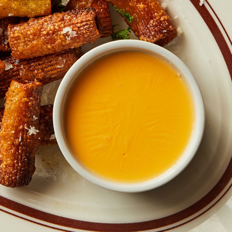 내열 그릇에 우유와 치즈를 넣고 랩을 씌운 후 레인지에서 1분간 데운 후 섞어주세요.