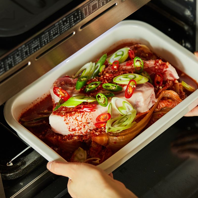 법랑 접시에 석쇠를 놓고 내열 용기를 올린 후 1단에 넣어 광파오븐 수동 요리<스팀 레인지>에서 50분간 가열해주세요. *광파오븐 스팀 물통에 물을 채우고 시작해주세요.