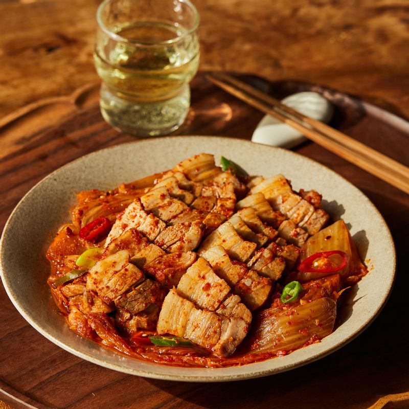 삼겹살을 먹기 좋은 크기로 잘라 김치와 함께 맛있게 즐겨주세요.