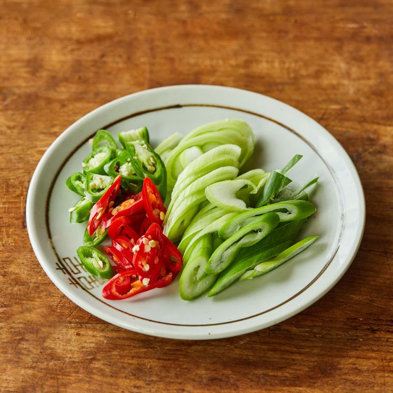 대파와 고추는 어슷하게 썰어주세요.