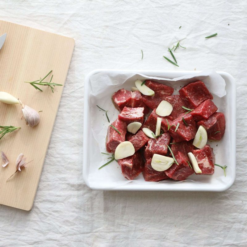 쇠고기는 키친타올에 올려 핏물을 제거하고, 사방 3센치 크기로 자른 후 올리브유 1큰술과 마늘편, 약간의 소금, 후추를 뿌려서 5분 정도 재워주세요.