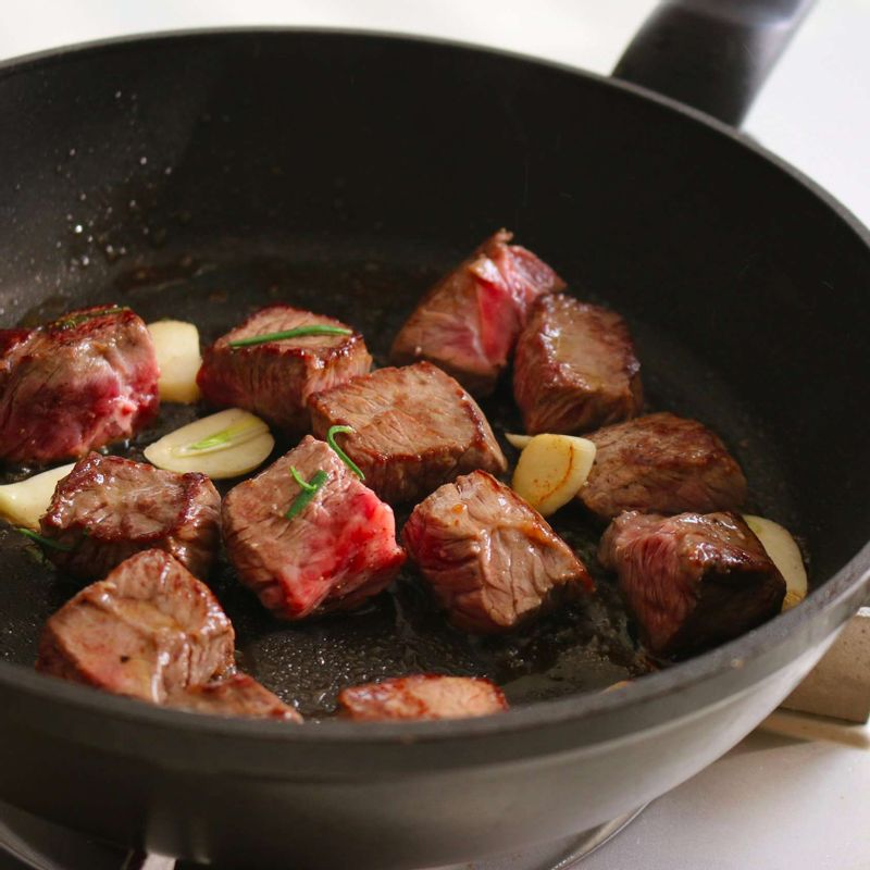 팬에 버터 1큰술을 두르고, 마늘편과 고기를 넣어 고기의 겉면을 익히다가 손질한 야채를 넣고 1분 정도 볶은 후, 약간의 소금과 후추로 간을 해주세요.