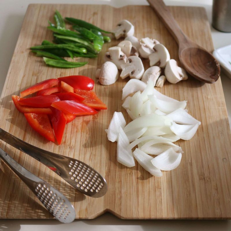 오이고추와 파프리카, 양파는 먹기 좋은 크기로 잘라주세요. 마늘은 편으로 썰고, 양송이버섯은 2등분해서 잘라주세요. 볼에 소스재료를 넣고 잘 섞어주세요.