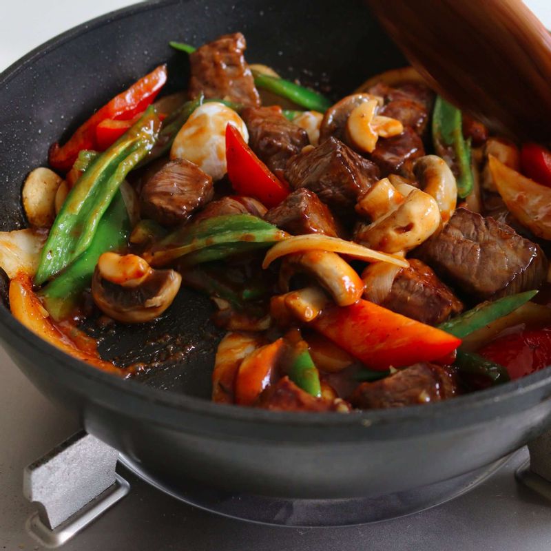 소스를 넣어 골고루 섞어지면 불을 끄고 파슬리가루를 뿌려주세요.