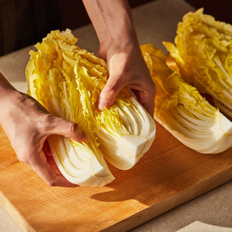 알배추는 뿌리 쪽에 칼집을 넣어 4등분 하고 흐르는 물에 깨끗이 씻어 내열 용기에 담아주세요.