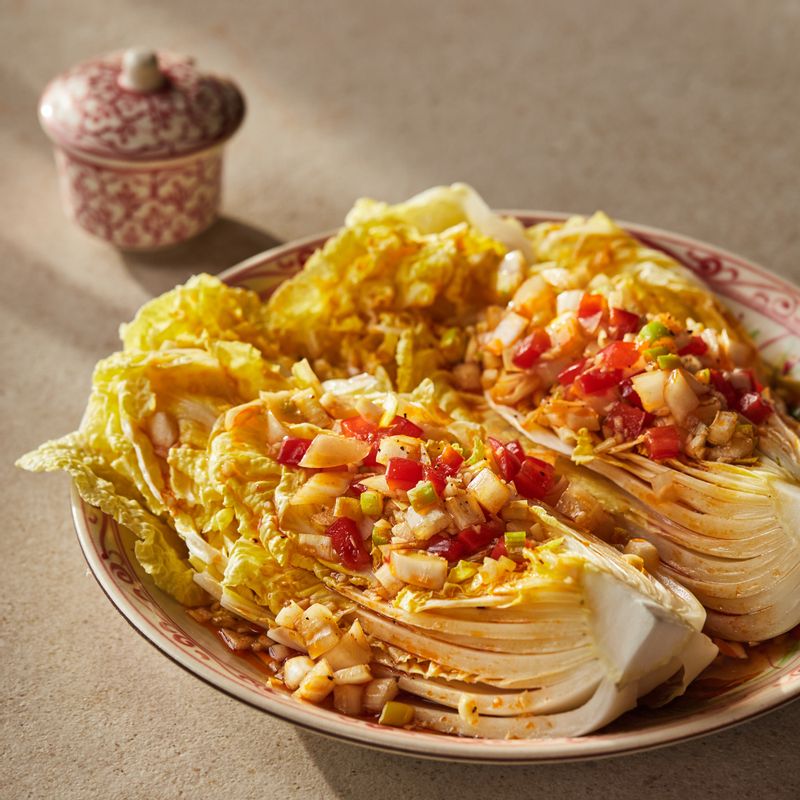 접시에 찐 배추를 담고 소스를 얹어 맛있게 즐겨주세요.
(tip.먹기 직전에 찐 알배추의 밑동을 자르고 3~4등분 해주세요.)