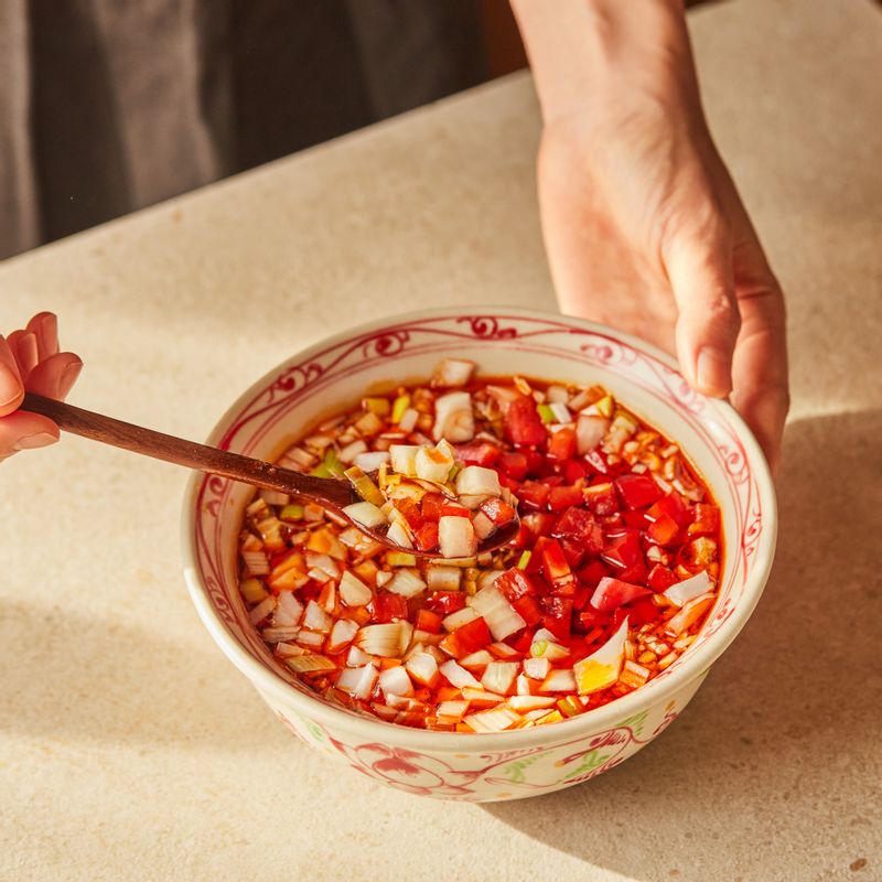 볼에 다진 채소를 넣고 소스 재료를 넣어 섞어주세요.