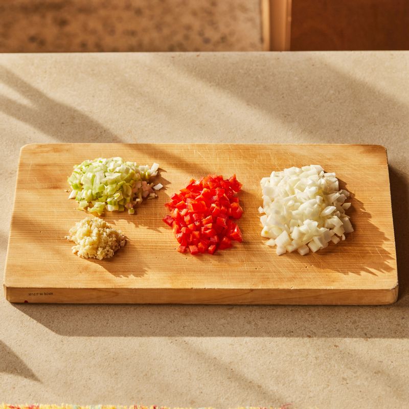 대파, 파프리카, 대파는 잘게 자르고 마늘은 다져주세요.