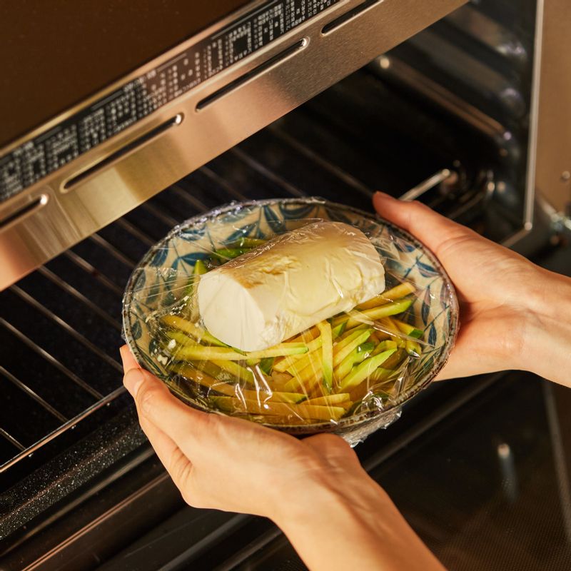 법랑 접시에 석쇠를 놓고 내열 용기를 올려 1단에 넣어주세요. 광파오븐 수동 요리 <레인지>에서 3분 30초간 익혀주세요.