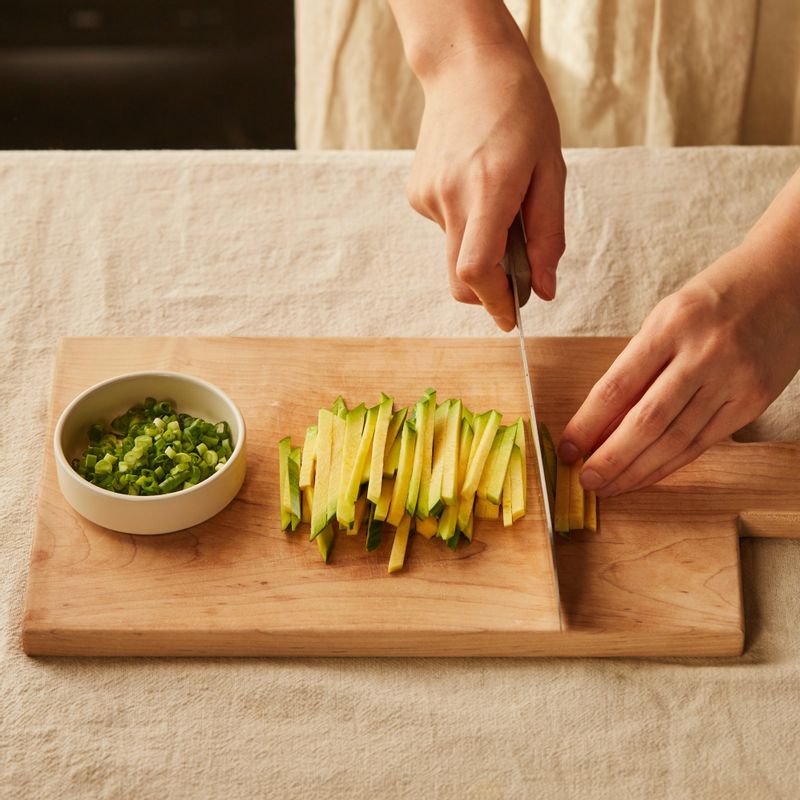 애호박은 채를 썰어주세요. 쪽파는 송송 썰어주세요.