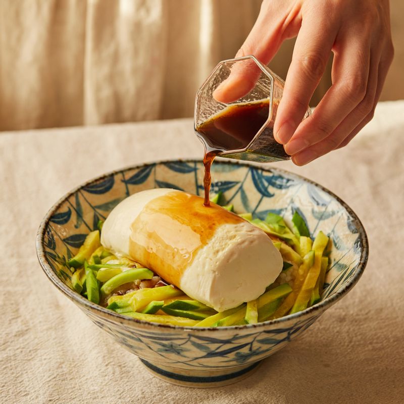 완성된 밥에 쯔유와 참기름을 뿌리고 가쓰오부시, 쪽파, 통깨를 얹어 맛있게 즐겨주세요.