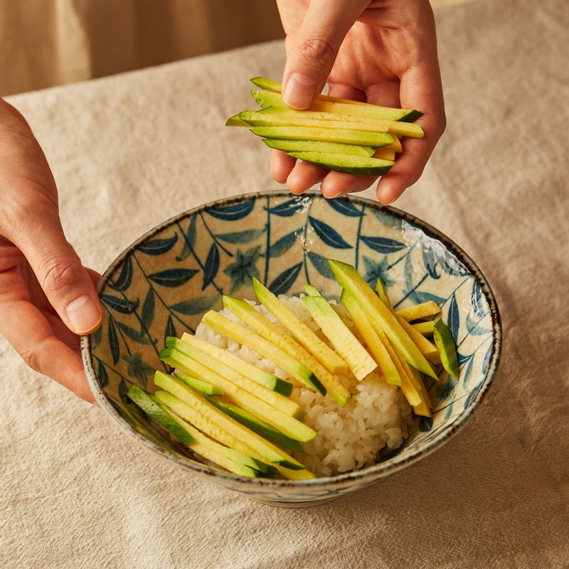 내열 용기에 밥을 담고 애호박과 순두부를 올리고 달걀 물을 부은 후 랩이나 뚜껑으로 덮어주세요.