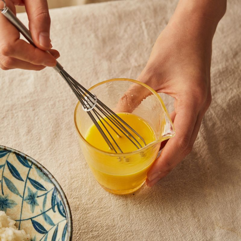 볼에 달걀과 물, 소금 한꼬집을 넣고 섞어주세요.