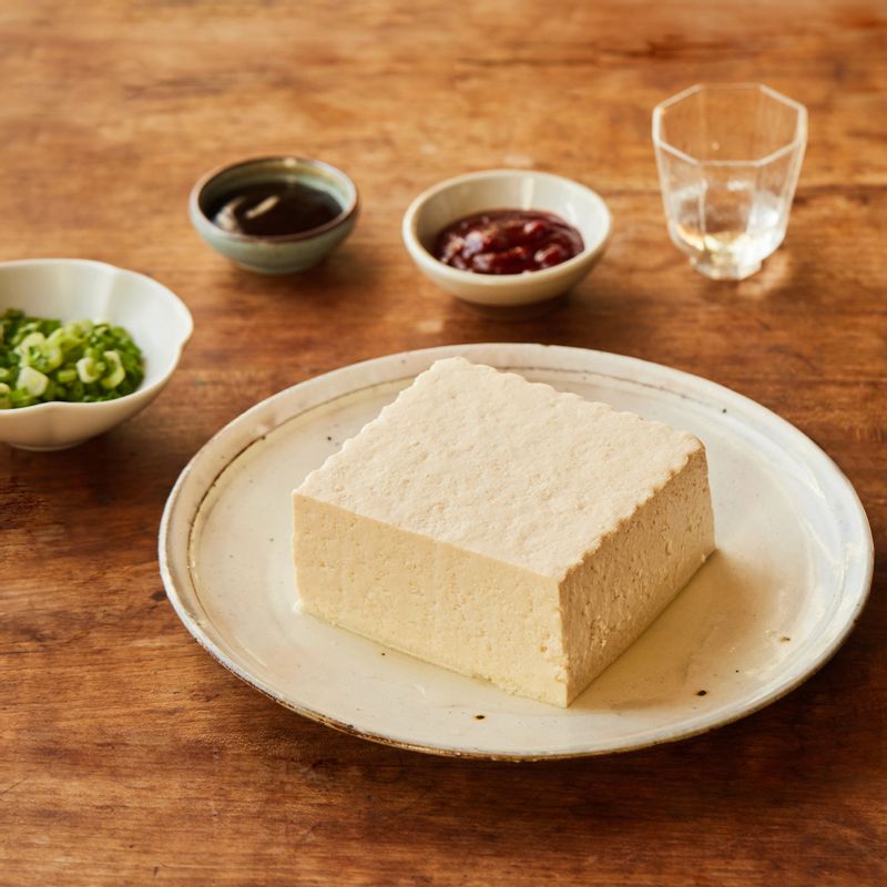 에어프라이어 두부구이을 위한 재료 이미지로 두부,송송 썬 쪽파,통깨 등으로 구성 되어있습니다.