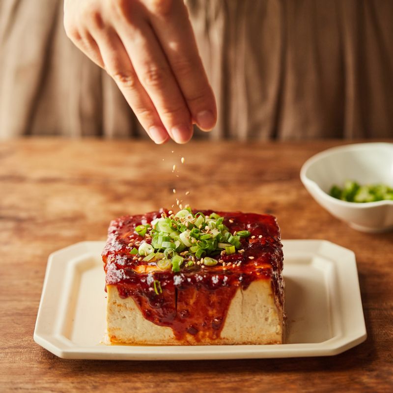 접시에 구워진 두부를 담고 송송 썬 쪽파와 통깨를 뿌려 맛있게 즐겨주세요.