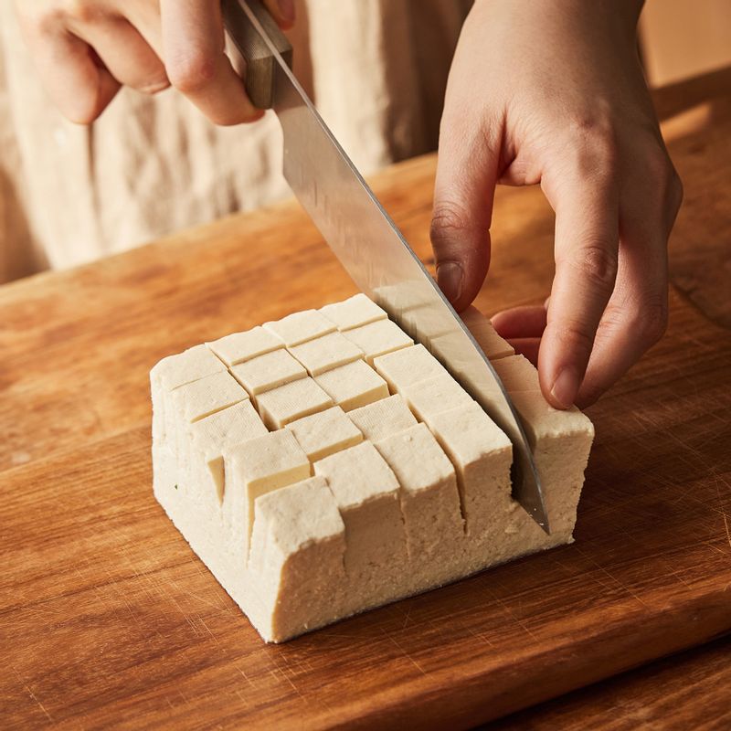 두부는 키친타월로 물기를 제거한 후 격자무늬로 칼집을 넣어주세요.